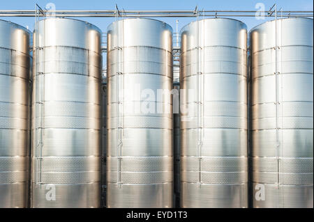 Serie di contenitori di acciaio inox per vino Foto Stock