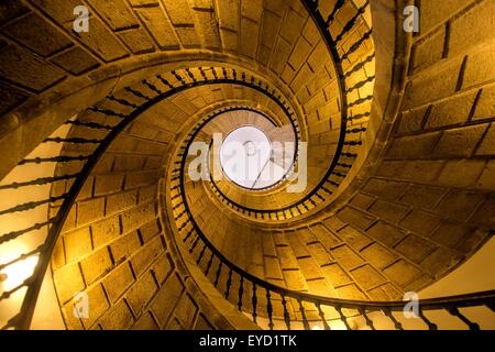 La scala a chiocciola del Museo del popolo galiziano a Santiago de Compostela, Spagna. Foto Stock