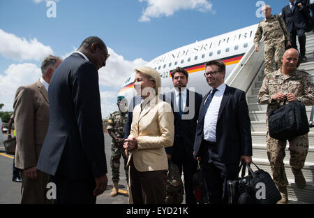 Bamako, in Mali. 27 Luglio, 2015. Ministro tedesco della difesa, Ursula von der Leyen esce un piano delle forze armate tedesche di Bamako, in Mali, 27 luglio 2015. Il Ministro incontrerà alti esponenti politici e funzionari militari a Bamako fino al 28 luglio. Credito: dpa picture alliance/Alamy Live News Foto Stock