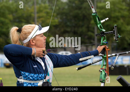 Copenhagen, Danimarca, Luglio 27th, 2015. Argentina del Archer Ximenta Mendiberry prende la mira per il suo sparare nel turno di qualificazione in cambio prua al mondo dei campionati di tiro con l'arco di Copenaghen Foto Stock