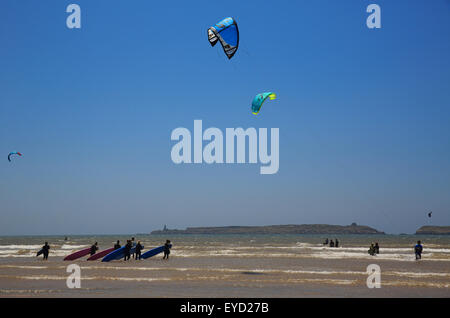 Spiaggia Essaouira con forti venti che 'l'Alizes', facendo grandi condizioni per il kite surf, in Marocco, Africa del Nord Foto Stock