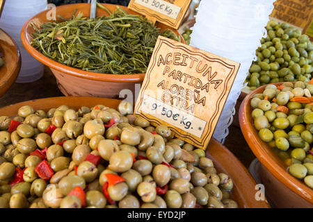 Le olive in vendita alla Città Vecchia Pollensa mercato dell'isola di Maiorca, SPAGNA Foto Stock