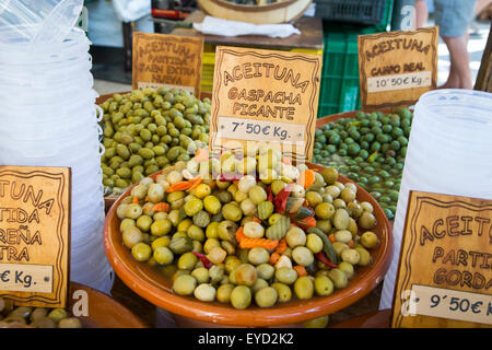 Le olive in vendita alla Città Vecchia Pollensa mercato dell'isola di Maiorca, SPAGNA Foto Stock