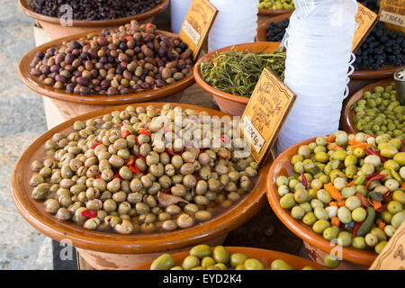 Le olive in vendita alla Città Vecchia Pollensa mercato dell'isola di Maiorca, SPAGNA Foto Stock