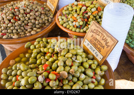 Le olive in vendita alla Città Vecchia Pollensa mercato dell'isola di Maiorca, SPAGNA Foto Stock