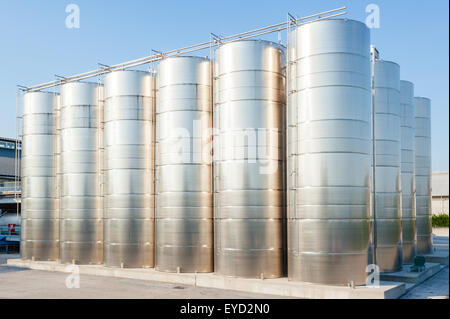 Serie di contenitori di acciaio inox per vino Foto Stock