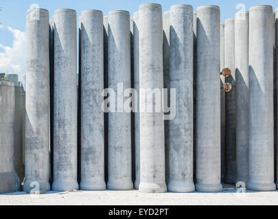 Tubo di cemento per l'edilizia Foto Stock