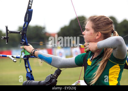 Copenhagen, Danimarca, Luglio 27th, 2015. Australian archer Ingrid Brookshaw prende la mira per il suo sparare nel turno di qualificazione in cambio prua al mondo dei campionati di tiro con l'arco di Copenaghen Foto Stock