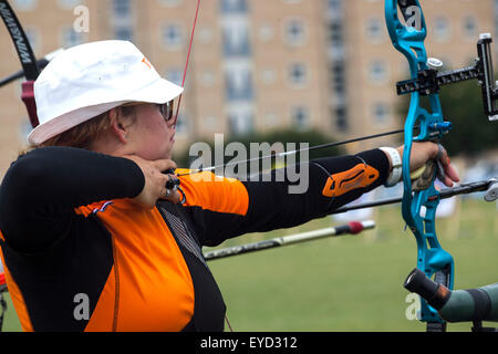 Copenhagen, Danimarca, Luglio 27th, 2015. Arciere olandesi Esther Deden prende la mira per il suo sparare nel turno di qualificazione in cambio prua al mondo dei campionati di tiro con l'arco di Copenaghen Foto Stock