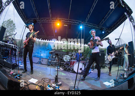 Milano Italia. Il 26 luglio 2015. Il belga/indie pop band BALTHAZAR si esibisce dal vivo a CarroPonte apertura della mostra di dEUS Credito: Rodolfo Sassano/Alamy Live News Foto Stock