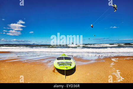 Il kitesurfing presso la spiaggia. Denia. Alicante. Comunità di Valencia. Spagna Foto Stock