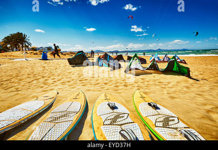 Il kitesurfing presso la spiaggia. Denia. Alicante. Comunità di Valencia. Spagna Foto Stock