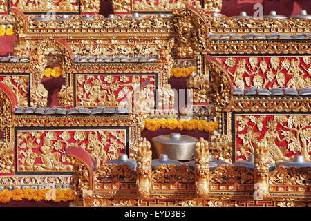 Il tradizionale design Balinese Gamelan orchestra - metallophones, ottone gong e altri strumenti musicali a percussione. Foto Stock