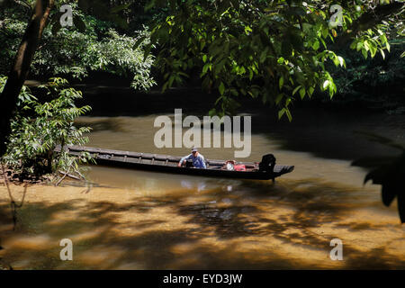 Ramping, un anziano della tradizionale comunità di Dayak IBAN, in attesa su un longboat durante un viaggio a Sungai Utik, Kalimantan occidentale, Indonesia. Foto Stock