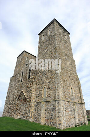 Le rovine della chiesa medievale di Santa Maria sopra Reculver. Reculver, Kent, Regno Unito, Foto Stock