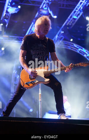 Rick Parfitt, della leggendaria rock band, Status Quo, intrattiene una platea gremita presso il classico di Silverstone Foto Stock