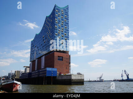 Amburgo, Germania - 22 Luglio 2015: Elbphilharmonie edificio nel quartiere Hafencity con il porto di Amburgo in background. Foto Stock