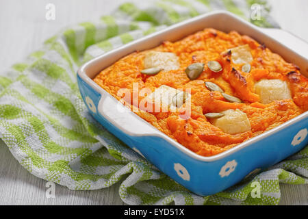 Souffle di zucca con formaggio e semi Foto Stock