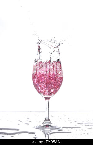 Di gambi di vetro di champagne con il liquore schizzi fuori, isolato su sfondo bianco Foto Stock