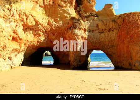 Archi di pietra calcarea - Praia dos Tres Irmaos vicino a Portimao Foto Stock