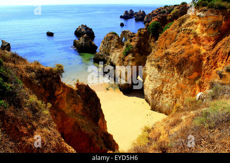 Nascosto spiaggia Algarve vicino a Praia da Rocha, Portogallo Foto Stock