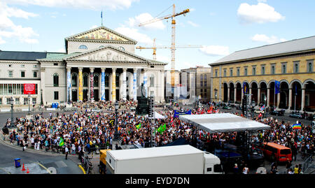 Le persone si radunano nel corso di una manifestazione contro la politica in materia di asilo dello Stato tedesco della Baviera, a Monaco di Baviera, Germania, il 27 luglio 2015. I partecipanti di protesta contro la deportazione dei campi proposti dal governo bavarese fra gli altri problemi durante la manifestazione dal titolo "Platz da! Mia san ned nur mia!" (lit. Fare spazio! Non siamo solo noi!). Foto: SEBASTIAN GOLLNOW/dpa Foto Stock