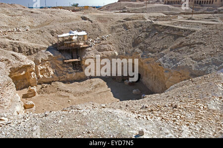 Luxor, l'Egitto, la Tomba di Harwa (TT37), nella necropoli Asasif: vista da sopra Foto Stock