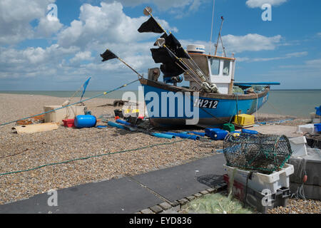 Una barca da pesca sulla spiaggia di Aldeburgh, Suffolk, Inghilterra. Foto Stock