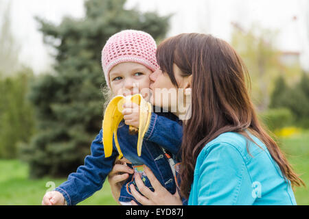 Ragazza giovane e un bambino di tre anni ad un picnic su un prato verde Foto Stock