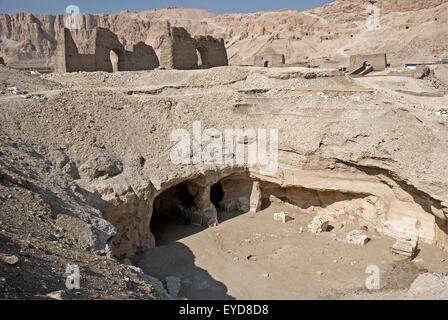 Luxor, l'Egitto, la Tomba di Harwa (TT37), nella necropoli Asasif: vista da sopra Foto Stock