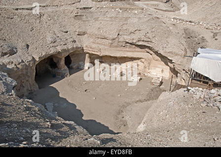 Luxor, l'Egitto, la Tomba di Harwa (TT37), nella necropoli Asasif: vista da sopra Foto Stock