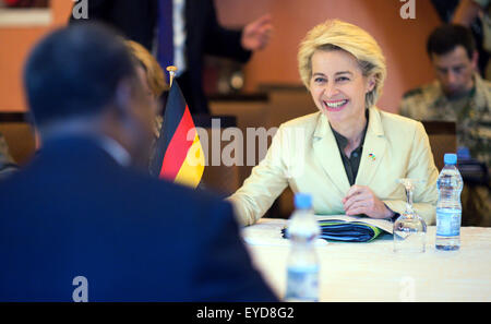 Bamako, in Mali. 27 Luglio, 2015. Ministro tedesco della difesa, Ursula von der Leyen parla di Aboudou Chaka Toure, rappresentante della Comunità Economica degli Stati dell Africa Occidentale (ECOWAS), durante un incontro di Bamako, in Mali, 27 luglio 2015. Il Ministro incontrerà alti esponenti politici e funzionari militari a Bamako fino al 28 luglio. Credito: dpa picture alliance/Alamy Live News Foto Stock