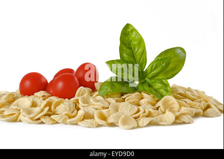 Orecchiette pomodori e basilico isolato su bianco Foto Stock