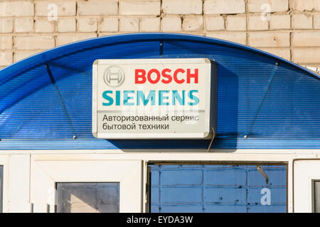 Volgograd, Russia - Luglio 14, 2015: segnaletica stradale authorized service elettrodomestici Bosch Siemens Foto Stock