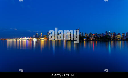 Lo skyline di Vancouver al tramonto visto da Stanley Park, British Columbia, Canada Foto Stock