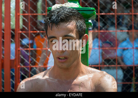 Wrestler giovani presso la fontana, Kirkpinar 6542 Olio campionati di wrestling, Edirne, Turchia Foto Stock