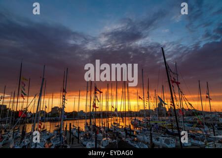 Barche in marina con il bellissimo tramonto in Victoria, Isola di Vancouver, British Columbia, Canada Foto Stock