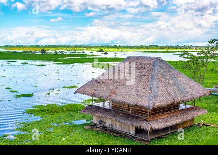 Shack galleggiante su un fiume a Iquitos, Perù Foto Stock