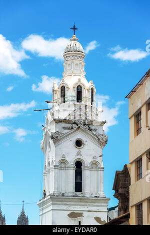 White guglia di una chiesa nel centro coloniale di Quito, Ecuador Foto Stock