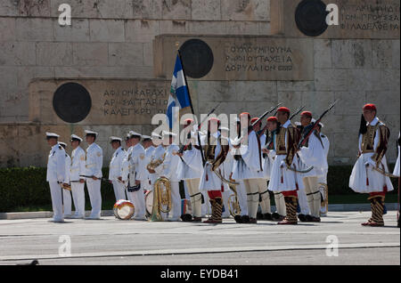 Evzones/ Tsoliades e uomini del militare Marching Band presso il soldato sconosciuto Memorial, il palazzo del Parlamento, Syntagma, Grecia. Foto Stock