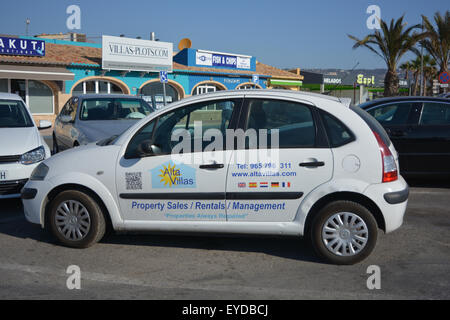 Auto con la pubblicità di Altea ville, proprietà Vendita / Noleggio / gestione, parcheggiato al di fuori di un agente immobiliare a Javea. Foto Stock