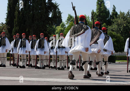 Evzones assistere ad una cerimonia al milite ignoto memorial, di fronte il palazzo del Parlamento Syntagma, Grecia. Foto Stock