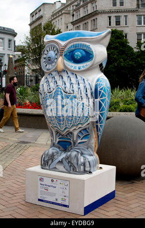 Birmingham, West Midlands, Regno Unito. 27 Luglio, 2015. Uno dei 89 il gufo gigante sculture fa parte della grande arte Hoot evento. Le sculture che sono state decorate da artisti differenti formano un sentiero da Birmingham City Centre attraverso Sutton Coldfield e Bournville di Winson verde. L'evento da intraprese da Wild in arte in partenariato con Birmingham ospedale per bambini continua fino al 27 settembre 2015. Credito: Colin Underhill/Alamy Live News Foto Stock