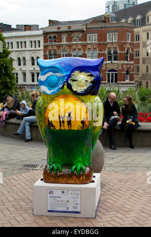 Birmingham, West Midlands, Regno Unito. 27 Luglio, 2015. Uno dei 89 il gufo gigante sculture fa parte della grande arte Hoot evento. Le sculture che sono state decorate da artisti differenti formano un sentiero da Birmingham City Centre attraverso Sutton Coldfield e Bournville di Winson verde. L'evento da intraprese da Wild in arte in partenariato con Birmingham ospedale per bambini continua fino al 27 settembre 2015. Credito: Colin Underhill/Alamy Live News Foto Stock