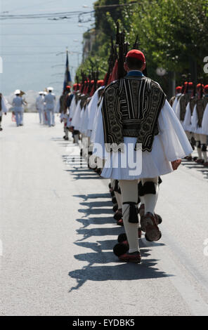 Vista posteriore del Greco guardie presidenziali seguendo la musica marching band in viale Vassilisis Sodias Ave., Syntagma di Atene, in Grecia. Foto Stock