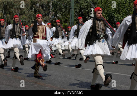 Ampia vista del Greco guardia presidenziale reggimento marciando dopo la fine di un evento cerimoniale nel Syntagma sq. Athens, Grecia. Foto Stock