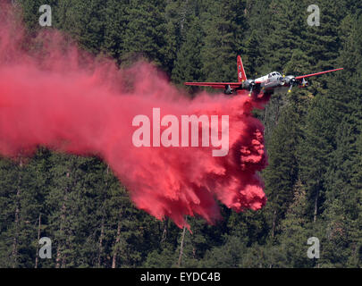 Luglio 26, 2015 - Oakhurst/North Fork, CA, Stati Uniti d'America - un puntello-pilotato tanker fa una caduta di ritardante su Willow Fire Domenica. Il Salice fuoco arde in Sierra forestale nazionale domenica 26 luglio, 2015. Dal pomeriggio il fuoco bruciavano circa 1.500 acri ed era 5 % contenuto. Alcune strade sono state chiuse e le evacuazioni erano in luogo di 450 strutture sono state minacciate. Il fuoco era acceso in Willow Canyon. © Stuart Palley/ZUMA filo/Alamy Live News Foto Stock