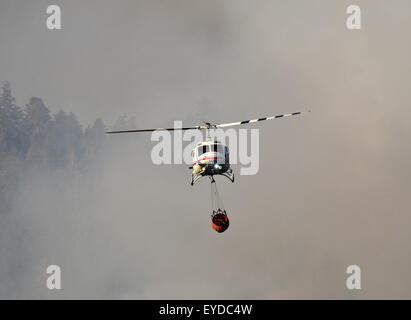 Luglio 26, 2015 - Oakhurst/North Fork, CA, Stati Uniti d'America - elicotteri goccia acqua sul fuoco di salice domenica in Sierra forestale nazionale. Il Salice fuoco arde in Sierra forestale nazionale domenica 26 luglio, 2015. Dal pomeriggio il fuoco bruciavano circa 1.500 acri ed era 5 % contenuto. Alcune strade sono state chiuse e le evacuazioni erano in luogo di 450 strutture sono state minacciate. Il fuoco era acceso in Willow Canyon. © Stuart Palley/ZUMA filo/Alamy Live News Foto Stock