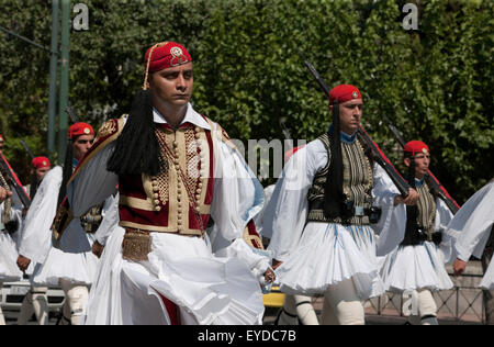 Chiudere il colpo di Greco guardia presidenziale reggimento marciando dopo la fine di un evento cerimoniale nel Syntagma sq. Athens, Grecia. Foto Stock