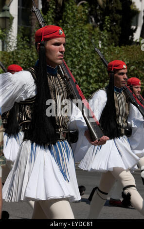 Chiudere il colpo di un greco guardia presidenziale marching dopo la fine di un evento cerimoniale nel Syntagma sq., Atene, Grecia. Foto Stock